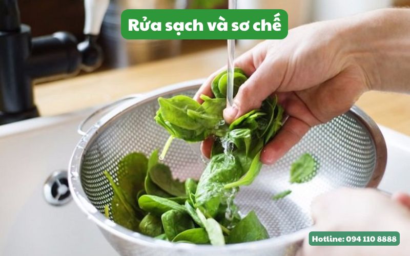 Rửa sạch và sơ chế rau chân vịt