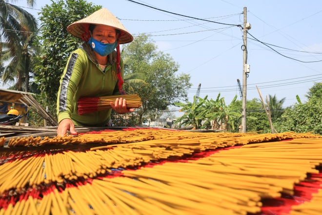 Quy trình sấy nhang trầm giúp hạn chế cong vênh và nứt gãy.